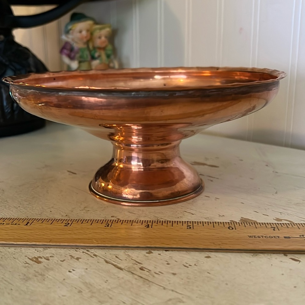 Vintage hammered copper pedestal round bowl dish 8” x 3.5”